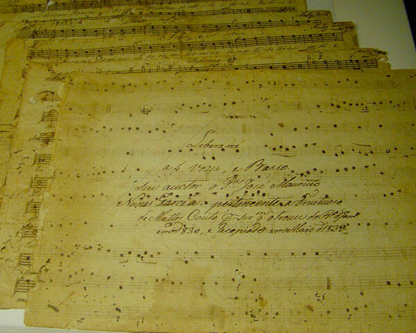 Partitura antiga, exposta no museu da música de Mariana - MG