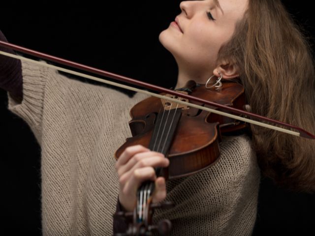 Mulher jovem tocando violino 