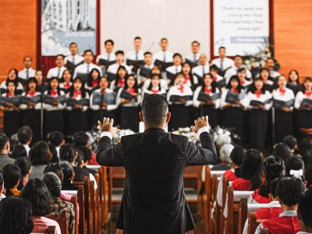 pessas apresentando um canto coral na igreja