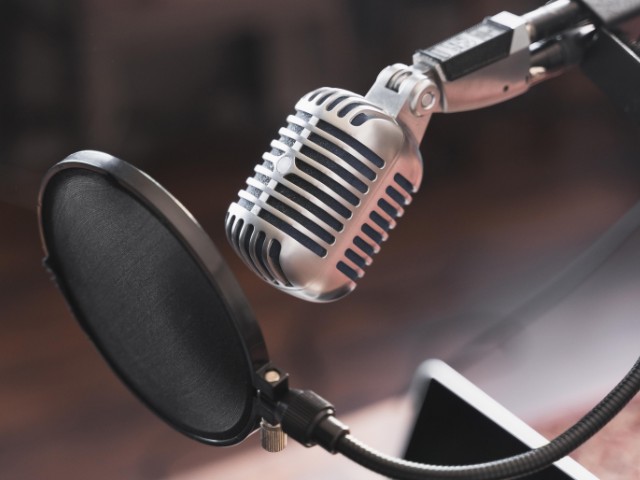 foto de um microfone antigo representando cantores de sucesso com voz aguda