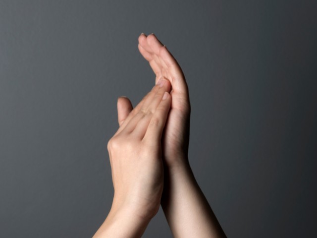 Fotografia de mãos fazendo percussão corporal com as mãos
