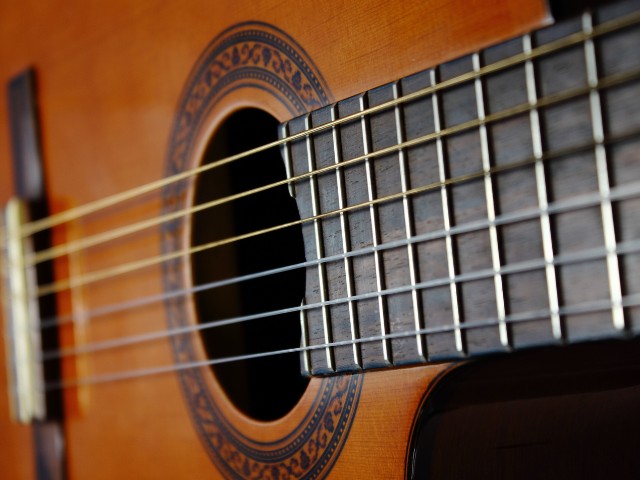 foto de um violão. caixa do violão