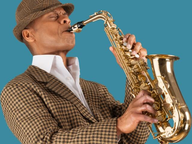 Homem tocando saxofone- Jazz