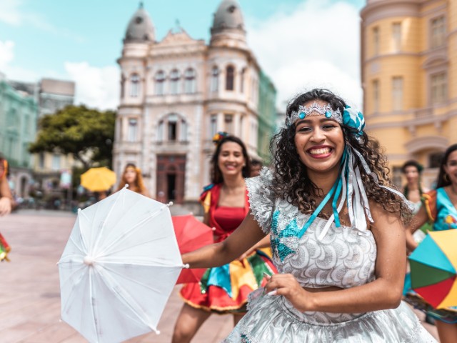 Mulhers brasileiras dançando música folclórica de frevo