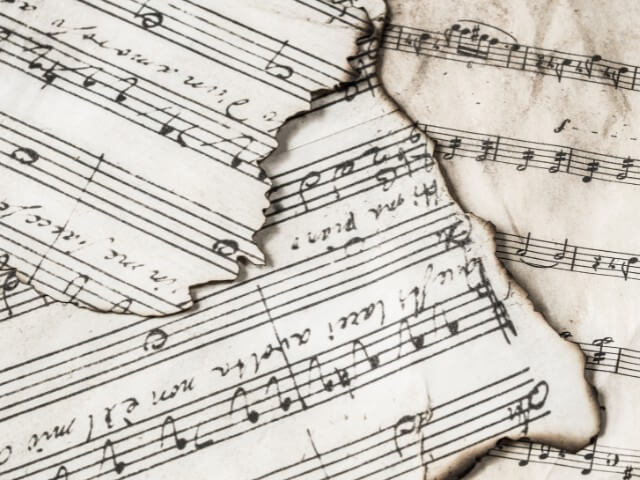 papeis antigos com notas musicais