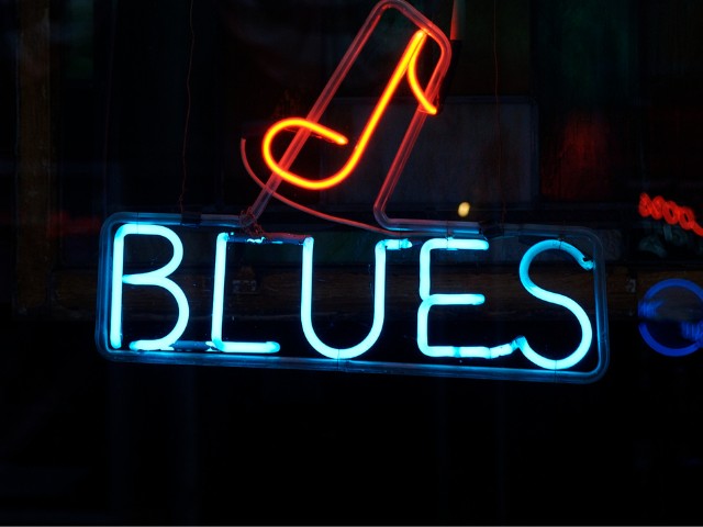 imagem com um letreiro digital escrito blues e uma nota musical