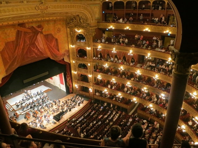 Teatro de arquitetura antiga em exibição um concerto musical